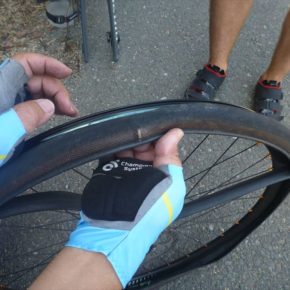 タイヤがばっさり切れた時の対処法